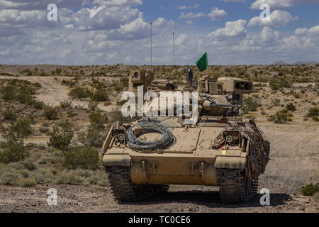 Les soldats du 1er bataillon du 163e régiment de cavalerie, leur position au cours d'un véhicule de combat Bradley attaque défensive d'entraînement au Centre National d'entraînement (NTC) à Fort Irwin, en Californie, le 1 juin 2019. Un mois une rotation NTC offre plus de 4 000 militaires de 31 membres, y compris les unités de la Garde nationale de 13 Etats et territoires, avec l'entraînement réaliste de renforcer leur combat, et de soutenir les capacités de soutien. (Photo : Cpl. Alisha, Grezlik Mobile 115e Détachement des affaires publiques) Banque D'Images