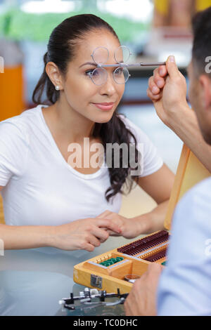 Test de la vue sur la scène de l'optométriste female patient Banque D'Images