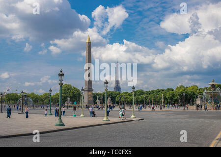 PARIS, FRANCE - 25 MAI 2019 : Obélisque de Louxor au centre de la Place de la concorde dans le contexte de la tour Eiffel. Banque D'Images