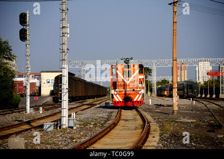 Photographié à la gare de triage dans le Henan Jiaozuo en octobre 2018, une ancienne locomotive à combustion interne Dongfeng dans la station de trains, locomotives traditionnelles, les gares de marchandises traditionnelles, classiques, il est estimé que quelques années plus tard, cessera d'exister. Banque D'Images