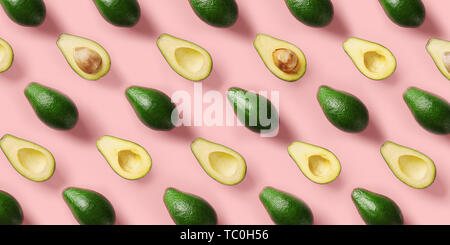 Profil d'avocat sur fond rose. Pop art design, creative concept des aliments en été. Les avocats verts, un minimum de mise à plat de style. Vue d'en haut Banque D'Images