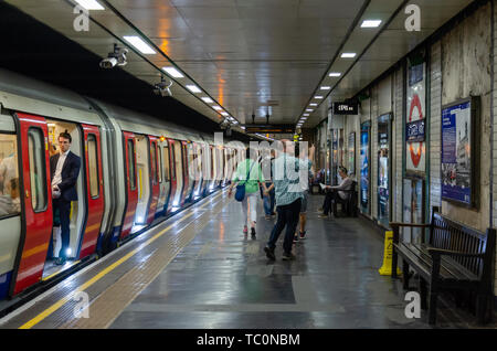 Un train s'assied à la plate-forme à St James's Park Station de métro de Londres Banque D'Images