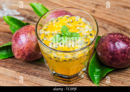 Avec mangue smoothie aux fruits de la passion par des ingrédients frais Banque D'Images