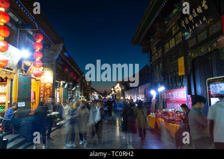 Vue de la nuit de l'architecture ancienne rue de Pingyao, dans la province du Shanxi Banque D'Images