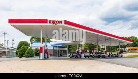 MARION, NC, USA-5/31/19 : Une station de gaz d'Exxon couverte par auvent. Banque D'Images