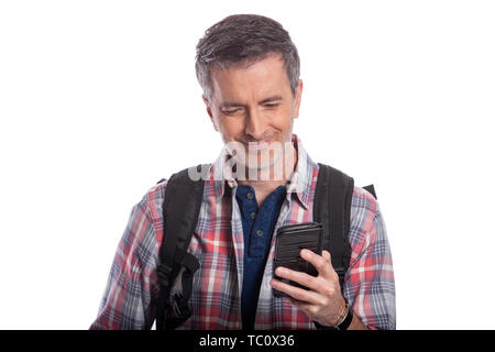 L'homme ou d'un randonneur en utilisant un téléphone cellulaire pour appeler un message ou voyagement afin qu'il puisse voyager. L'homme porte un sac à dos et à l'aide d'un téléphone intelligent. Est Banque D'Images