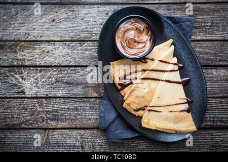 Crêpes avec chocolat à tartiner Banque D'Images