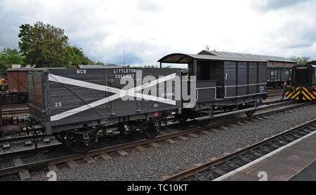 National Coal Board PNE ancien wagon de charbon et de frein van conservé au Chasewater Light Railway, Cannock Banque D'Images