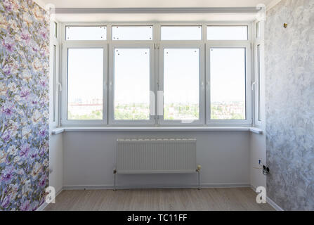 Grande fenêtre dans la chambre après la réparation Banque D'Images