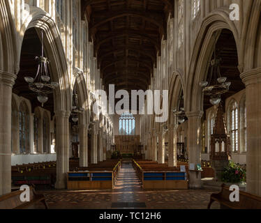 L'intérieur de l'église Holy Trinity, Long Melford, Suffolk, England, UK vue vers le bas de la fenêtre est nef Banque D'Images