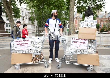 Un homme vend du papier toilette Donald Trump lors de manifestations dans la région de Parliament Square, London le deuxième jour de la visite d'Etat au Royaume-Uni par le président américain, Donald Trump. Banque D'Images
