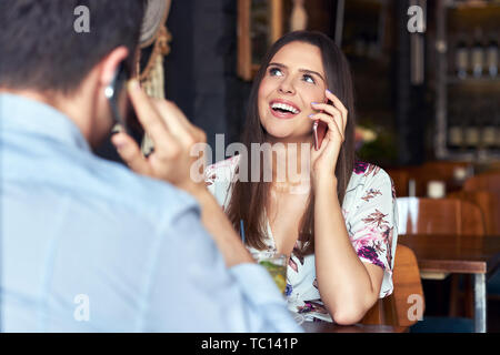 Photo de la romantique en couple dans un pub Banque D'Images