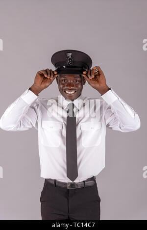 England UK. Mai 2019. Portrait of a modifié son chauffeur uniforme noir hat. Banque D'Images