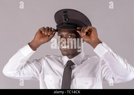 England UK. Mai 2019. Portrait of a modifié son chauffeur uniforme noir hat. Banque D'Images