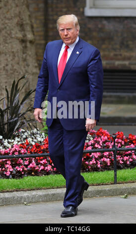Le président américain, Donald Trump arrive à Downing Street, Londres, d'être salué par le Premier ministre Theresa May, à la deuxième journée de sa visite d'état du Royaume-Uni. Banque D'Images
