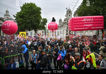 Les gens à un anti-protestation Trump dans Whitehall, Londres, le deuxième jour de la visite d'Etat au Royaume-Uni par le président américain, Donald Trump. Banque D'Images