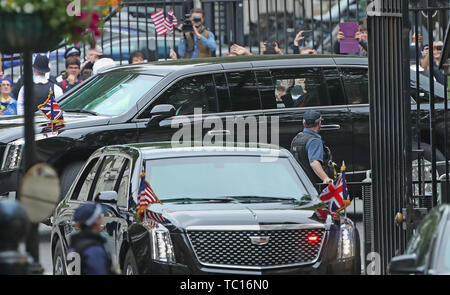 Le défilé avec nous Le président Donald Trump's Limousine, surnommé 'la bête' arrive à Downing Street, Londres, le deuxième jour de sa visite d'état du Royaume-Uni. Banque D'Images