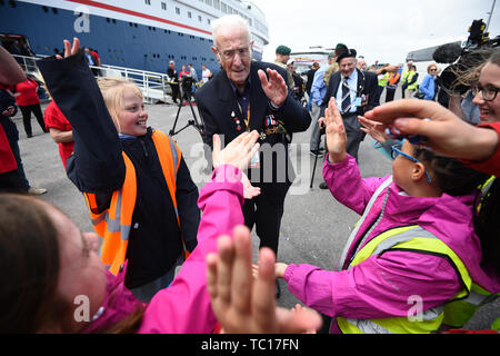 Jack vétéran Mortimer, 95, de Leeds, chante 'Bébé' avec des enfants des écoles locales après le débarquement le MV Bouddica à Poole, le troisième jour d'un voyage organisé par la Royal British Legion pour le D-Day des anciens combattants pour souligner le 75e anniversaire du D-Day. Banque D'Images