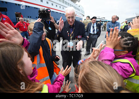 Jack vétéran Mortimer, 95, de Leeds, chante 'Bébé' avec des enfants des écoles locales après le débarquement le MV Bouddica à Poole, le troisième jour d'un voyage organisé par la Royal British Legion pour le D-Day des anciens combattants pour souligner le 75e anniversaire du D-Day. Banque D'Images