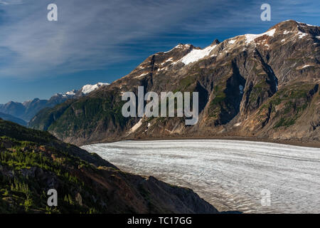 Une vue sur le majestueux glacier Salmon tel qu'il descend d'une gorge créé par le le glacier en Colombie-Britannique, Canada, ciel bleu. Banque D'Images