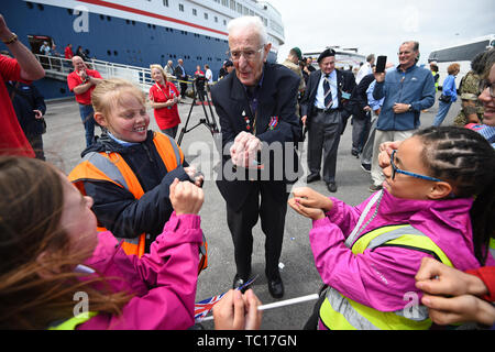 Jack vétéran Mortimer, 95, de Leeds, chante 'Bébé' avec des enfants des écoles locales après le débarquement le MV Bouddica à Poole, le troisième jour d'un voyage organisé par la Royal British Legion pour le D-Day des anciens combattants pour souligner le 75e anniversaire du D-Day. Banque D'Images