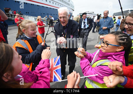 Jack vétéran Mortimer, 95, de Leeds, chante 'Bébé' avec des enfants des écoles locales après le débarquement le MV Bouddica à Poole, le troisième jour d'un voyage organisé par la Royal British Legion pour le D-Day des anciens combattants pour souligner le 75e anniversaire du D-Day. Banque D'Images