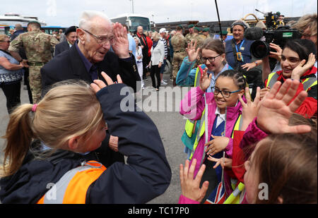 Jack vétéran Mortimer, 95, de Leeds, chante 'Bébé' avec des enfants des écoles locales après le débarquement le MV Bouddica à Poole, le troisième jour d'un voyage organisé par la Royal British Legion pour le D-Day des anciens combattants pour souligner le 75e anniversaire du D-Day. Banque D'Images