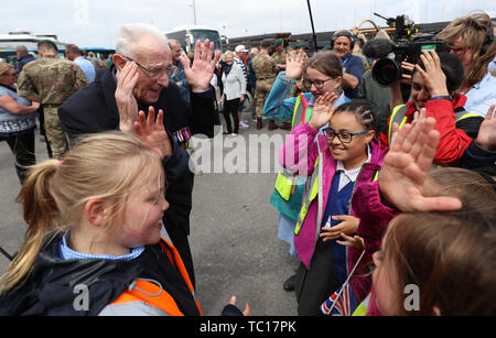 Jack vétéran Mortimer, 95, de Leeds, chante 'Bébé' avec des enfants des écoles locales après le débarquement le MV Bouddica à Poole, le troisième jour d'un voyage organisé par la Royal British Legion pour le D-Day des anciens combattants pour souligner le 75e anniversaire du D-Day. Banque D'Images