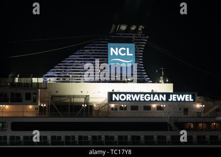 Vue de nuit sombre pont supérieur d'un paquebot de croisière Norwegian Jewel (NCL) avec tuyau crachant de la fumée. Pont de navire vide, tandis que les touristes et les voyageurs dormir Banque D'Images