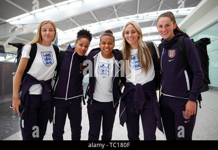 (De gauche à droite) l'Angleterre Leah Williamson, Demi Stokes, Nikita Parris, Toni Duggan et Abbie McManus à l'aéroport d'Heathrow à Londres, comme l'équipe féminine de l'Angleterre pour la Coupe du Monde féminine en France. Banque D'Images