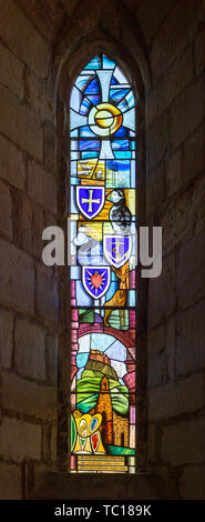 Vitrail de l'église Sainte Marie la Vierge, l'île sacrée, Lindisfarne, Northumberland, England, UK Banque D'Images