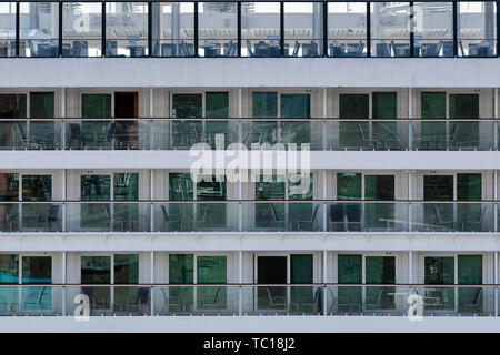 Pont multiples, extérieur, cabines, appartements de luxe de croisière passagers expédition Norwegian Jewel (Norwegian Cruise Line). Banque D'Images
