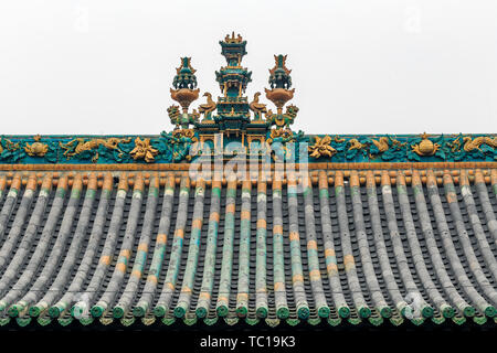 Glaze ridge dragon stop kiss ornements dans l'architecture ancienne de Houtuo Jiexu, Temple dans la province de Shanxi. Banque D'Images