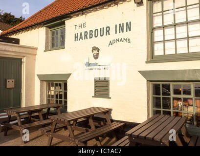 Repère de niveau d'inondation 1953 sur mur à l'extérieur, l'Harbour Inn Adnams pub, Southwold, Suffolk, Angleterre, RU Banque D'Images