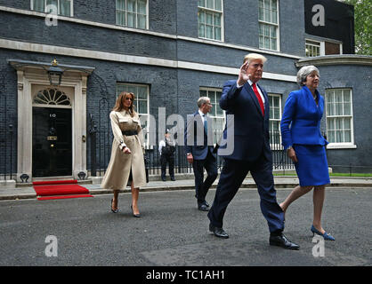 Premier ministre Theresa Mai (à droite) et Philip mai (2e à gauche) avec le président américain, Donald Trump et la première dame Melania Trump quitter Downing Street à Londres pour une conférence de presse à la Foreign & Commonwealth Office, le deuxième jour de sa visite d'état du Royaume-Uni. Banque D'Images