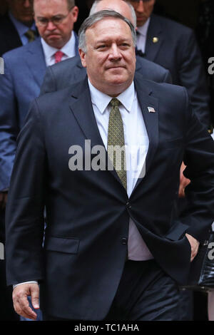 Le secrétaire d'État des États-Unis, Mike Pompeo quitte 10 Downing Street, Londres, le deuxième jour du président américain Donald Trump de sa visite d'état du Royaume-Uni. Banque D'Images