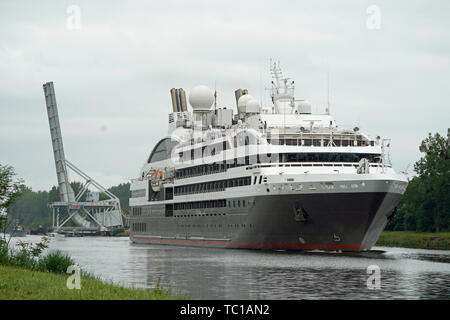 Le navire Le voiles boréale le long du canal de Caen à travers le Pont Pegasus en Normandie, France, avant le 7ème anniversaire de D-Day. Banque D'Images