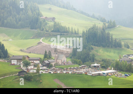 VAL DI FUNES, ITALIE - 01 octobre 2016 : tous les ans en octobre à côté de la petite église de Saint peu italienne Magdalena à Val di Funes le celeb local Banque D'Images
