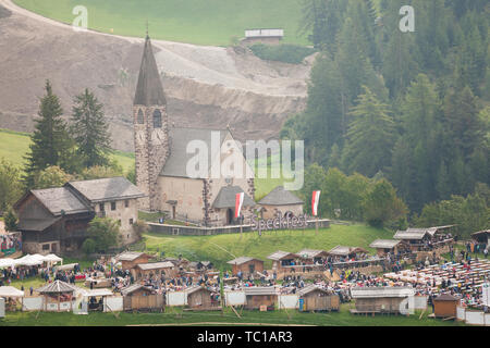 VAL DI FUNES, ITALIE - 01 octobre 2016 : tous les ans en octobre à côté de la petite église de Saint peu italienne Magdalena à Val di Funes le celeb local Banque D'Images