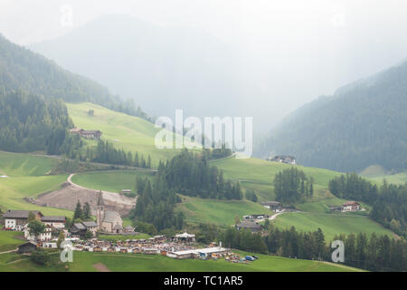VAL DI FUNES, ITALIE - 01 octobre 2016 : tous les ans en octobre à côté de la petite église de Saint peu italienne Magdalena à Val di Funes le celeb local Banque D'Images