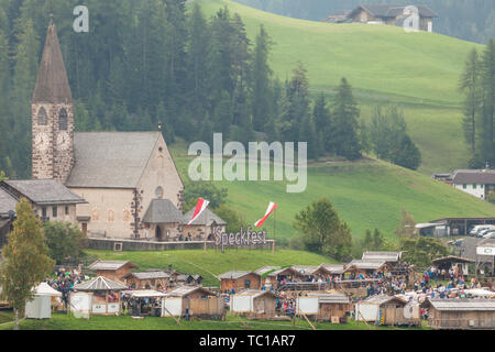 VAL DI FUNES, ITALIE - 01 octobre 2016 : tous les ans en octobre à côté de la petite église de Saint peu italienne Magdalena à Val di Funes le celeb local Banque D'Images