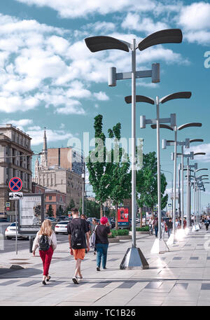 Moscou, Russie - Jun 04, 2019 : vue sur la rue centrale de Moscou. Pas tant de gens marchant dans la rue le matin près de Garden Ring s Banque D'Images