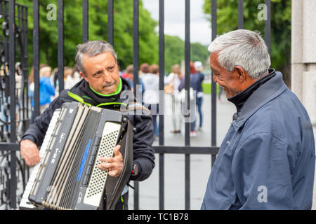 Oslo, Norvège - 2016 : Jule, joueur d'Accordéon près du parc de la sculpture de Gustav Vigeland, Oslo, Norvège Banque D'Images