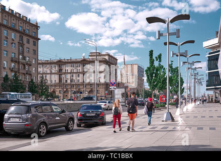 Moscou, Russie - Jun 04, 2019 : vue sur la rue centrale de Moscou. Pas tant de gens marchant dans la rue le matin près de Garden Ring s Banque D'Images