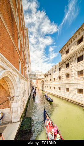 VENEZIA, ITALIE - 31 MAI 2019 : les touristes en gondoles passant à Rio di Palazzo canal d'eau typique de Venise, sous le célèbre Pont des Soupirs Banque D'Images