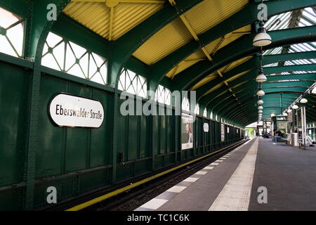 BERLIN, ALLEMAGNE - 15 MAI 2018 : personnes en attente d'un train de U-Bahn et S-Bahn station de transport en commun rapide sur Eberswalder Strasse, 15 mai 2018 à Berlin, G Banque D'Images