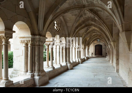 L'architecture du cloître dans la cour du monastère de Santa María de Vallbona, Urgell, en Catalogne, Espagne Banque D'Images