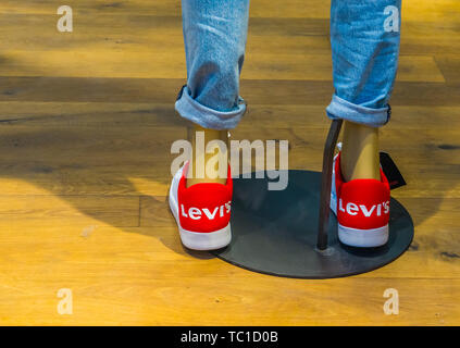 Le rouge et le blanc Levi's chaussures sur un mannequin à la fenêtre de magasinage, Antwerpen, Belgique, le 23 avril, 2019 Banque D'Images