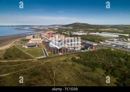 L'enseignement supérieur au Royaume-Uni : Une vue aérienne des nouveaux bâtiments de l'université de Swansea Bay, South Wales, UK Banque D'Images