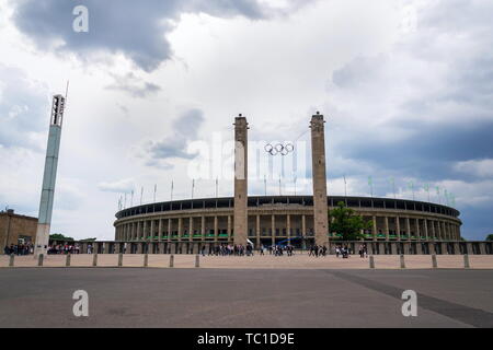 Symbole des anneaux olympiques qui pèsent sur stade olympique de 1936 à Berlin, Allemagne, le fond de ciel nuages spectaculaires Banque D'Images